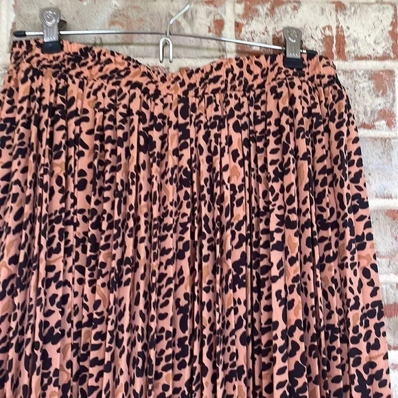 Listical Leopard Print Crystal Pleated Handkerchief Hem Midi Skirt - Picture 2 of 8